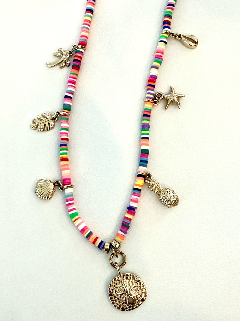 🌴🦩 Lily Pulitzer Multicolor Beaded Charm Necklace with Gold Tone Charms